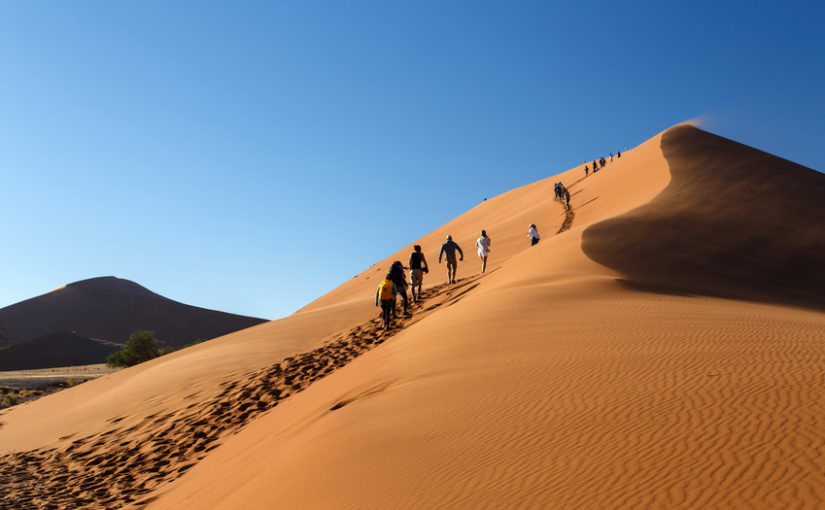 Touristes escaladant la dune n°45 à Sossusvlei en Namibie