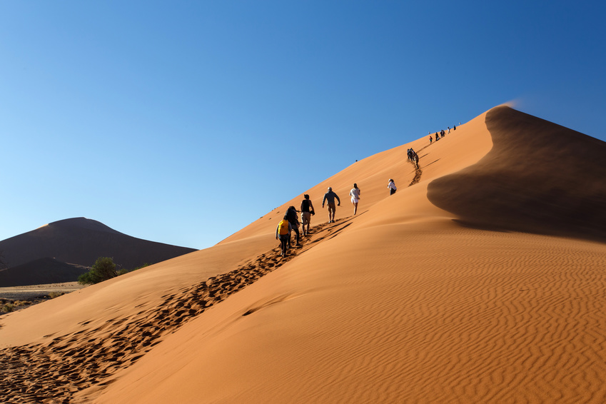 Touristes escaladant la dune n°45 à Sossusvlei en Namibie