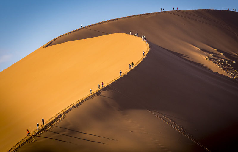 Touristes sur les dunes du désert de Namibie