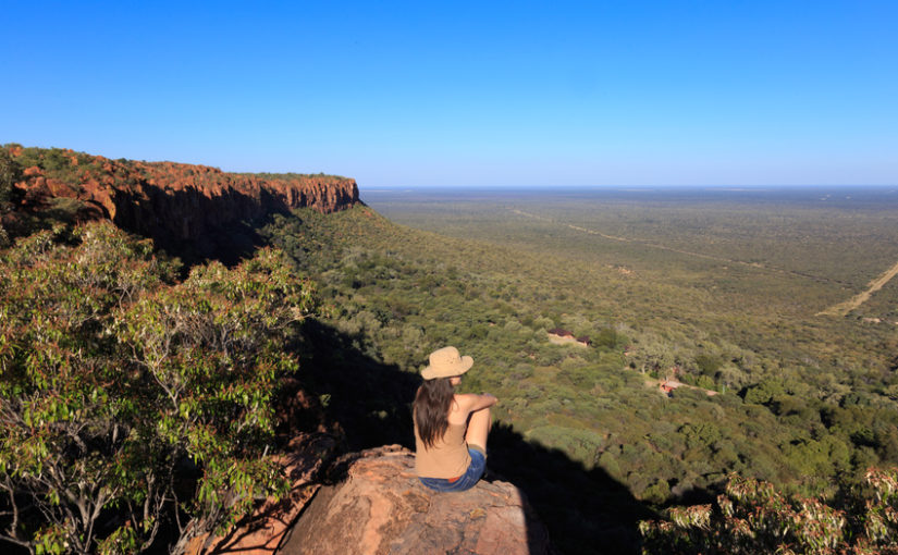 Randonneuse assise sur le plateau Waterberg en Namibie